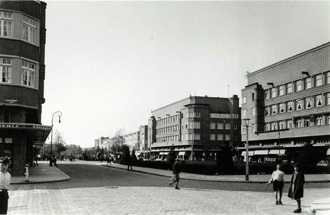 Insulindeweg richting westen (links de hoek Soerabajastraat)
              <br/>
              Beeldbank Stadsarchief, 1939